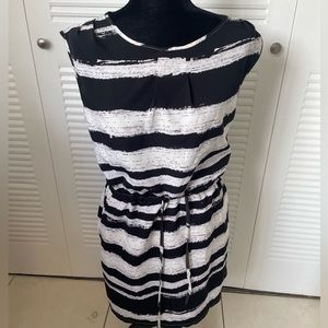 Woman’s Black&White Dress 🤍💚